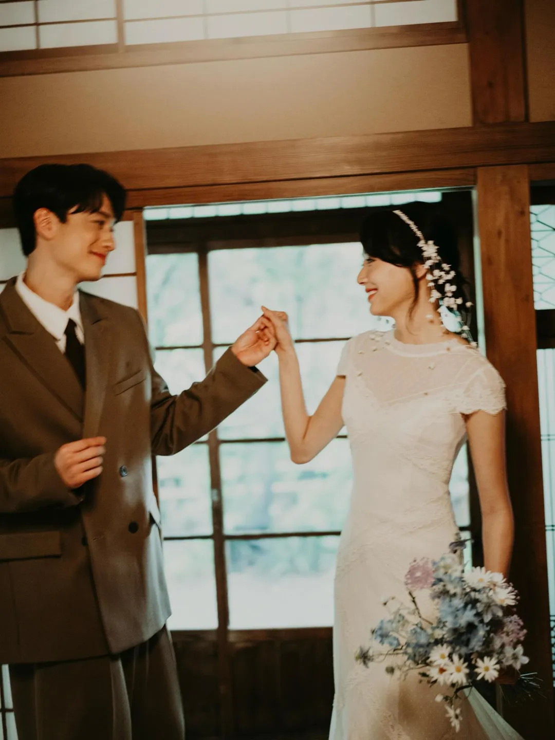 劉俊謙與蔡思韵升格夫妻，開心與大家分享喜訊。（圖／MOM production limited 提供）