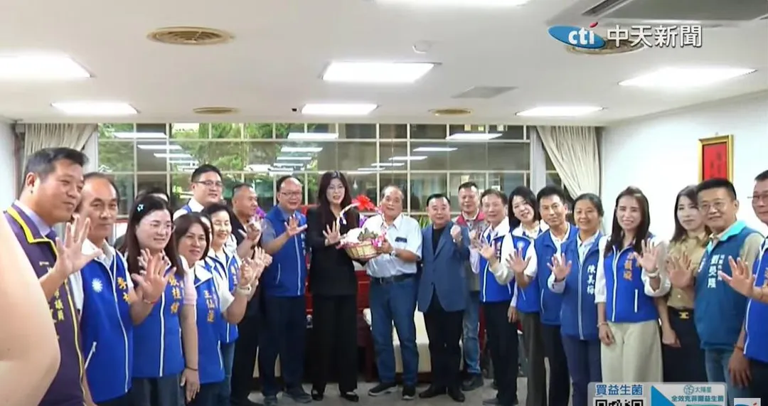 國民黨主席候選人鄭麗文拜會桃園市議會，議長邱奕勝率領24位藍營議員列隊迎接還齊喊凍蒜。（圖／中天新聞）