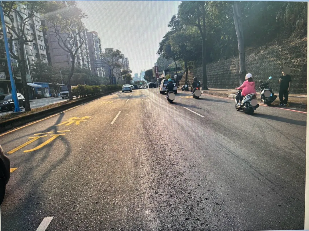 桃園市龜山區長壽路發生一起漏油車禍事故，一輛大貨車因車上貨物漏油，導致3名機車騎士滑倒。（圖/警方提供，下同）