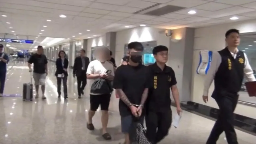 刑事局將范嫌（第一人）押解回台。（圖／刑事局提供）
