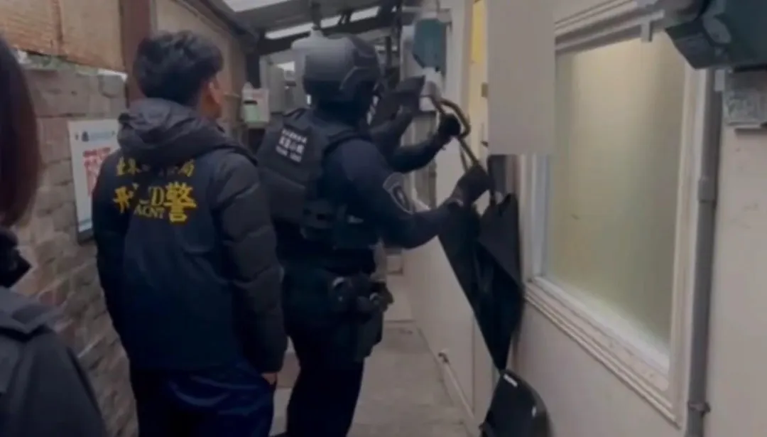 台東縣刑事局警察大隊破門攻堅,逮捕跨縣市販毒集團成員。(圖/警方提供)