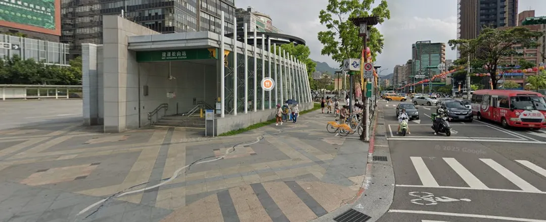 臺北捷運公司今(14)日宣布,配合臺北市政府公館圓環工程提前完工,綠線票價優惠將於10月17日結束。(圖/翻攝自Google街景圖)