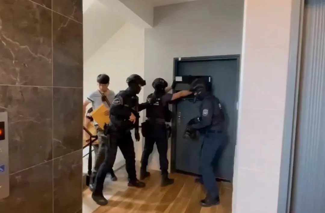 警方荷槍實彈攻堅,破獲販毒組織成員(圖/警方提供)