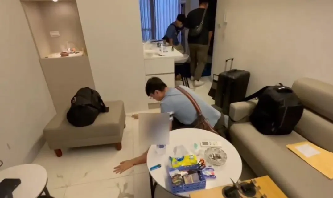 警方當場逮捕壓制販毒控台機房集團成員。(圖/警方提供)