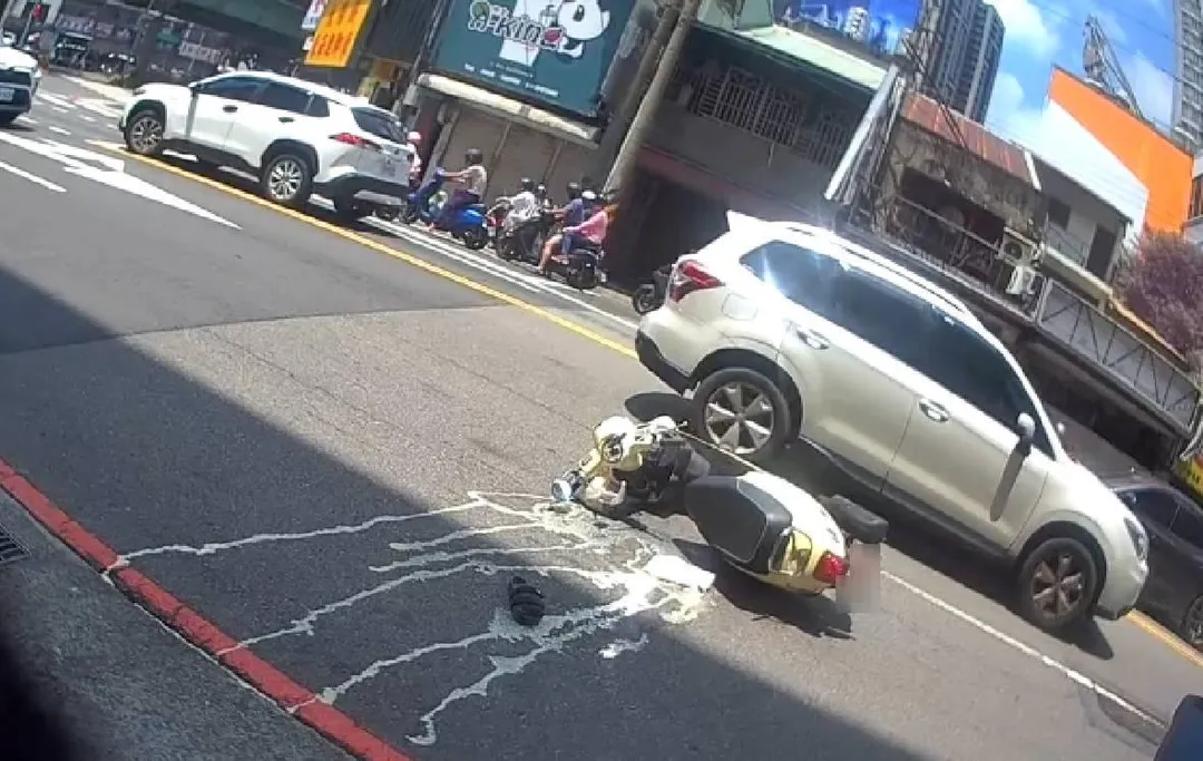曾姓男子外出買早餐，卻因安全帽沒扣好被警方提醒，曾男因洗錢被通緝，一時情急騎車逃逸，擦撞轎車後倒地，奶茶也灑了一地。（圖／警方提供）