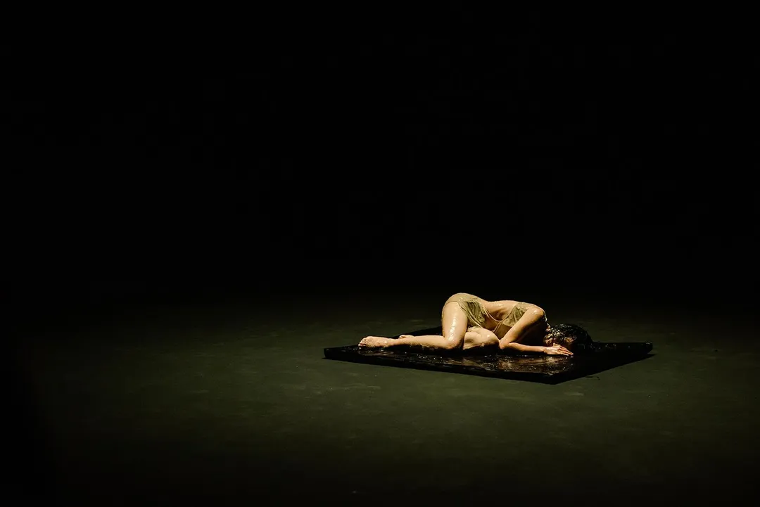 洪佩瑜在MV中全身塗滿蘆薈,在鏡頭前如一個被孕婦生下,身體佈滿如羊水般的透明液體。(圖/何樂音樂 提供)