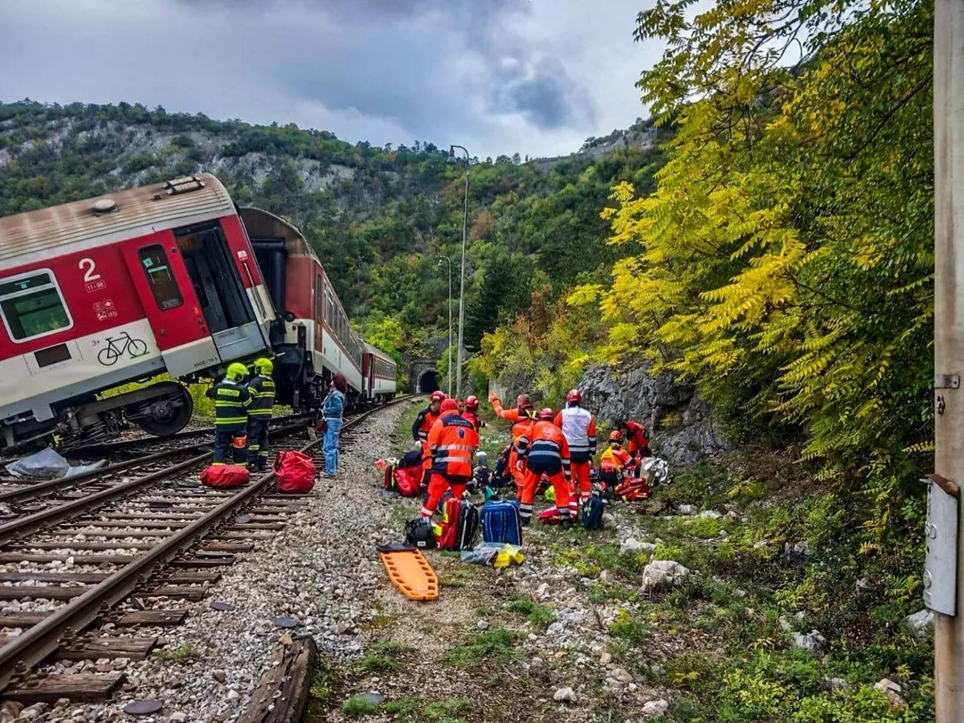 斯洛伐克2列火車對撞,至少66人受傷。(圖/美聯社)