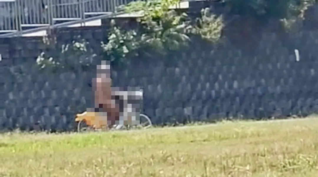 男子全裸騎Ubike警方將傳辦。（圖／翻攝畫面）