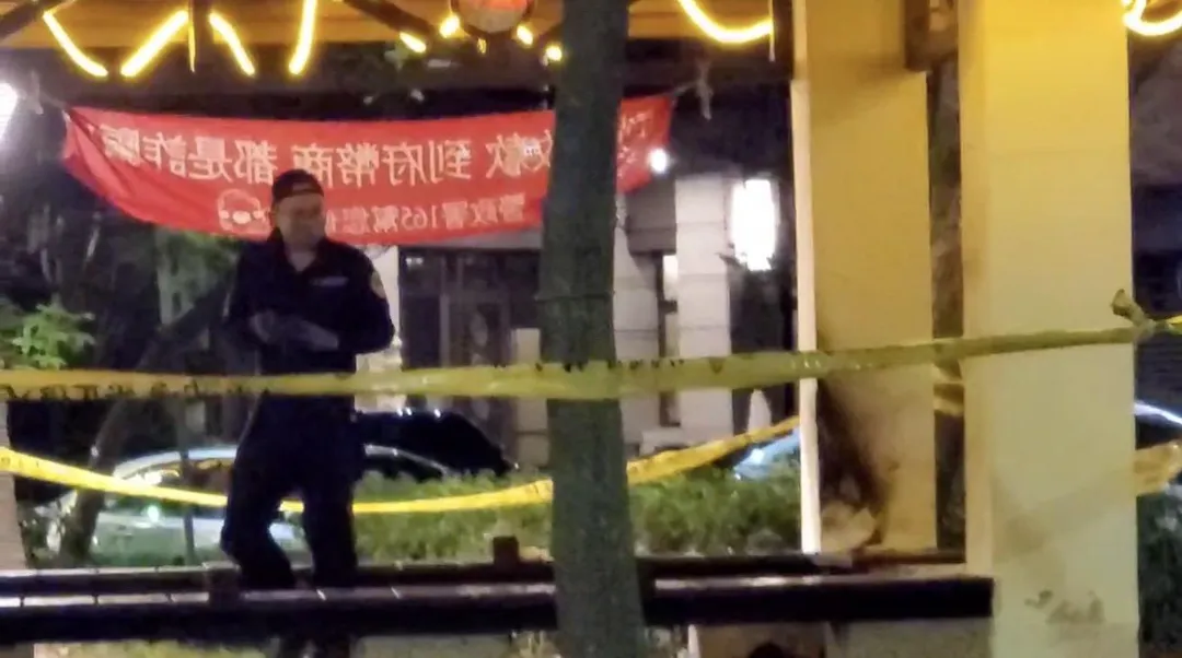 一名男子在士林福中公園疑似自焚警方封鎖現場採證。(圖/翻攝畫面)