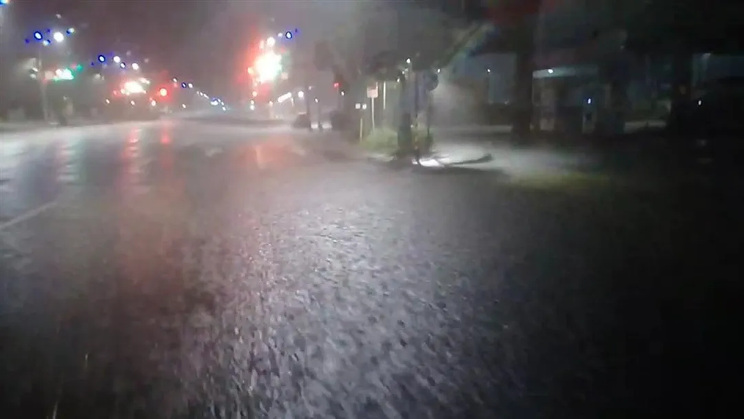 台南及高雄地區於今晚有局部大雨發生的機率。（資料圖／中天新聞）