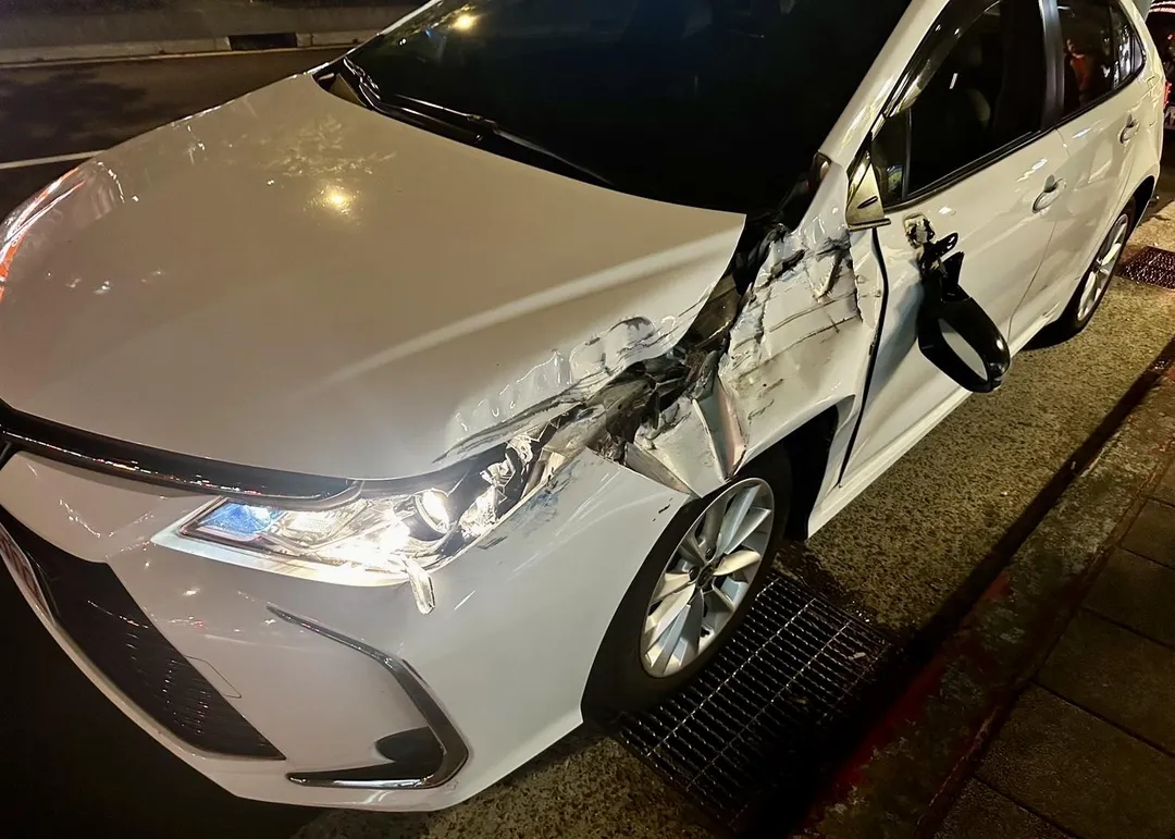 白色自小客車不慎撞上貨車車頭毀損。(圖/翻攝畫面)