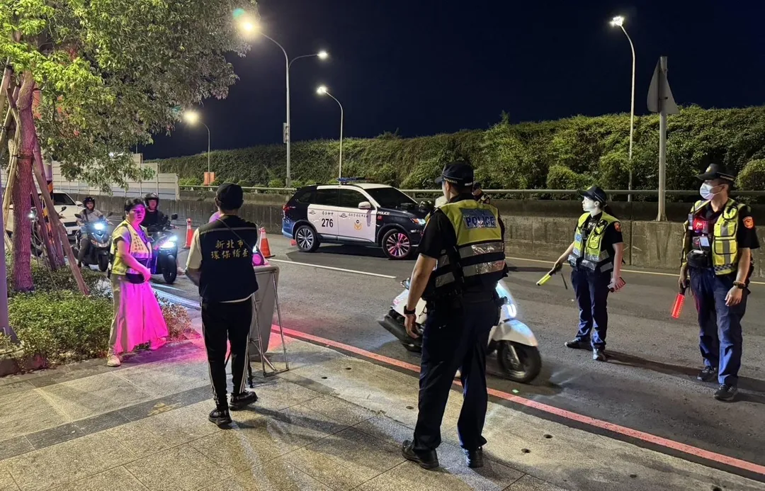 警方深夜執行擴大臨檢聯合稽查。（圖／翻攝畫面）