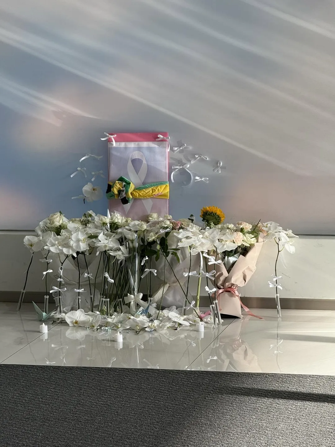 對於孫姓空姐病逝，昨日在長榮航空總部有同仁自發性放置鮮花悼念。（圖／空服員職業工會-長榮分會提供）