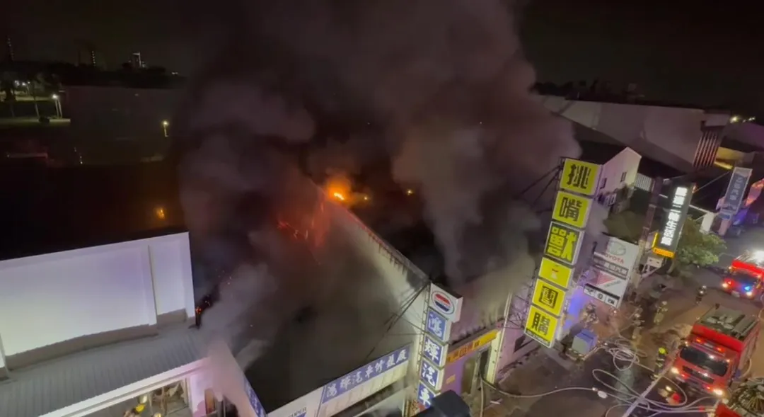 15日凌晨台南仁德區發生火警，大火連燒三棟建築，所幸2名屋主皆被順利救出。（圖／台南市消防局提供）
