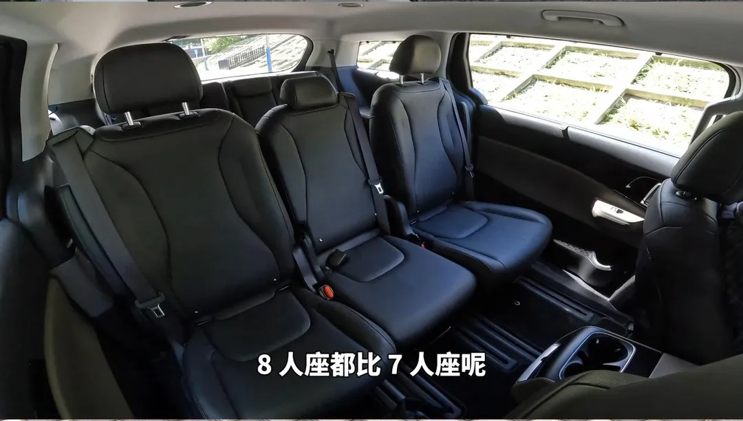 在空間設計上,8人座版本以「三張獨立第二排座椅」為核心,滿足大家庭或多人出行需求。(圖/中天車享家)