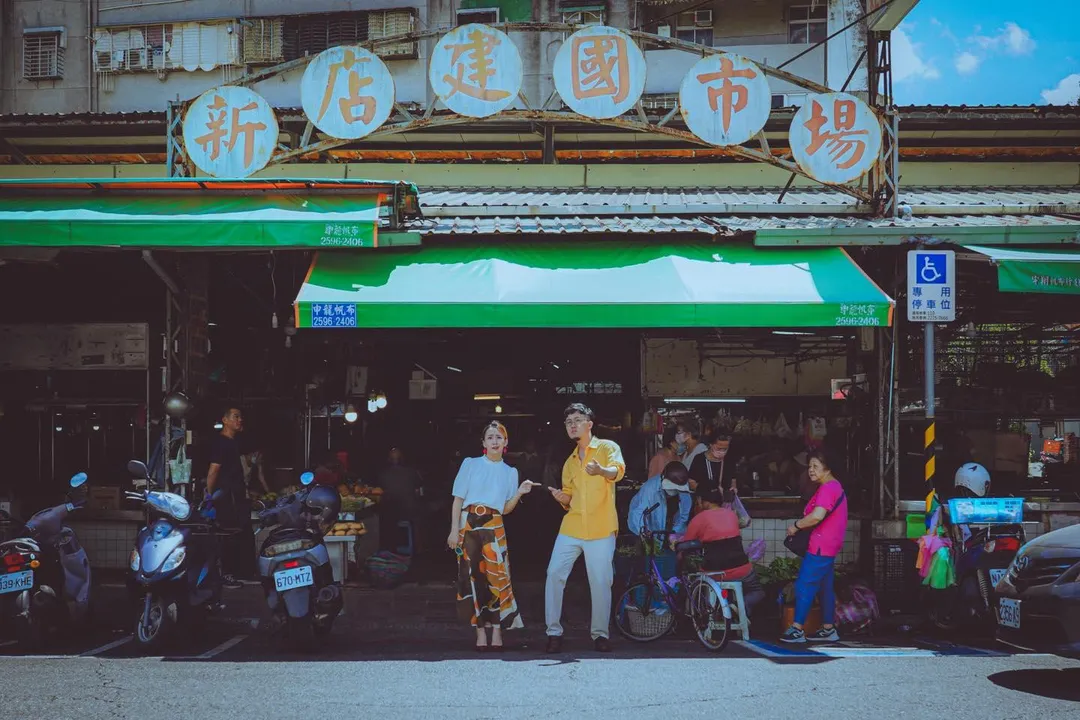 范宸菲在新店建國市場拍攝婚紗照。（圖／翻攝自范宸菲臉書）