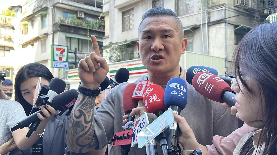 網紅「館長」陳之漢下午現身刑事局。(圖/塗豐駿攝)