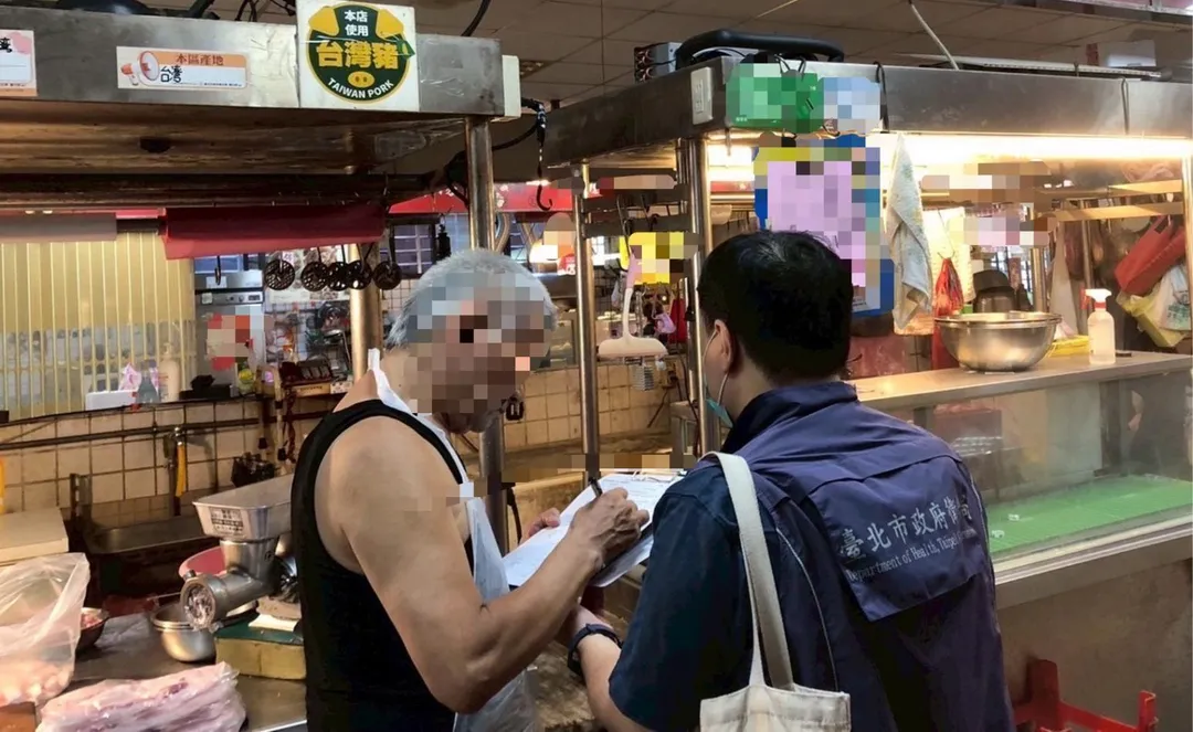 臺北市衛生局針對市售豬腸產品進行專案稽查,已累積稽查616家次、抽驗409件豬腸產品,檢驗結果全數「未檢出」過氧化氫。(圖/臺北市衛生局)
