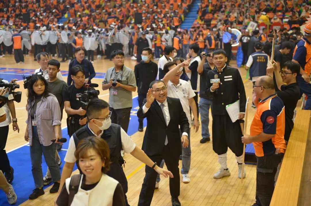 侯市長與在場隊員揮手致意熱情招呼。(圖/新北市府)