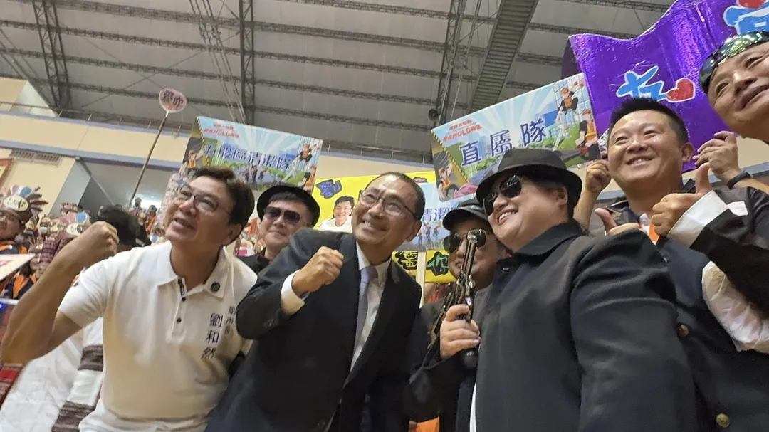 侯市長與隊員熱情互動合影。(圖/新北市府)