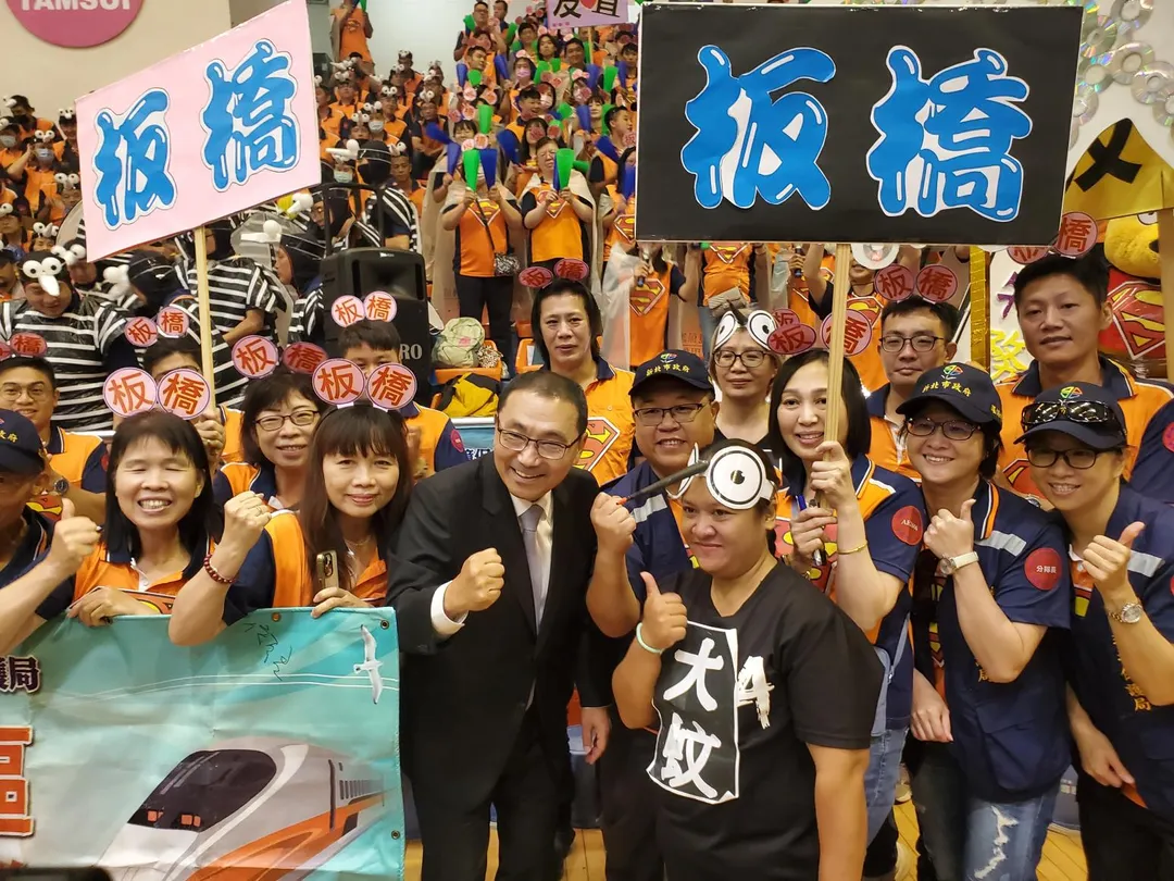 侯市長與隊員親切互動。(圖/新北市府)