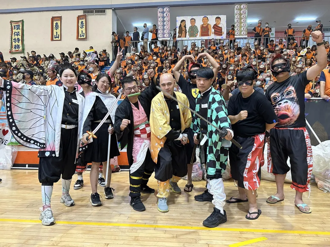隊員悉心裝扮參與環保創意競賽。(圖/新北市府)