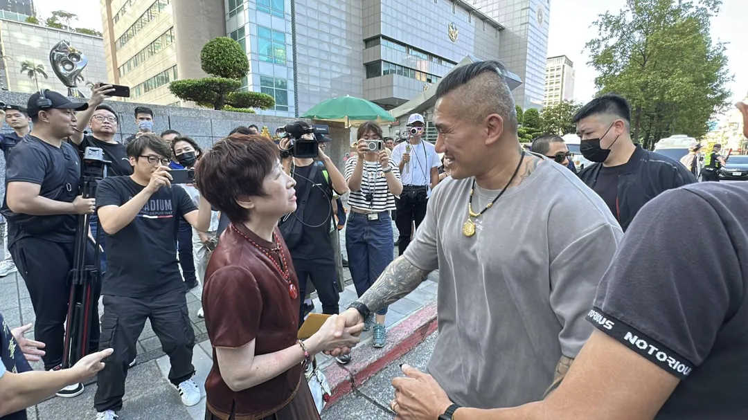 支持者上前握手加油打氣。（圖／塗豐駿攝）