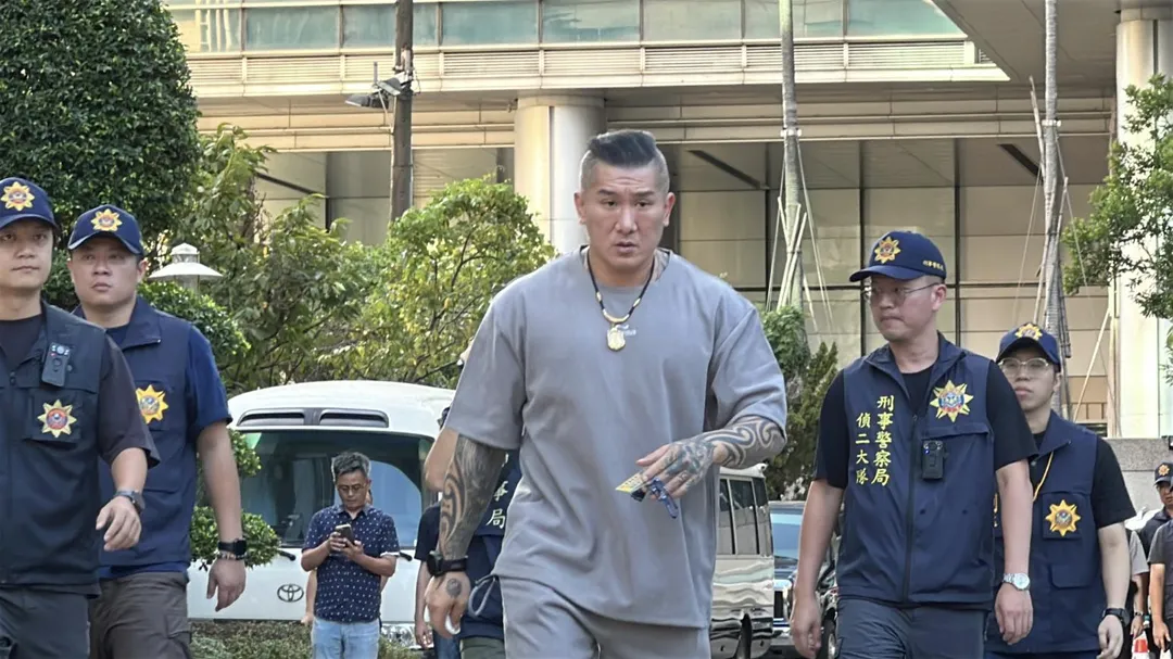 館長在刑事局偵訊結束。（圖／塗豐駿攝）
