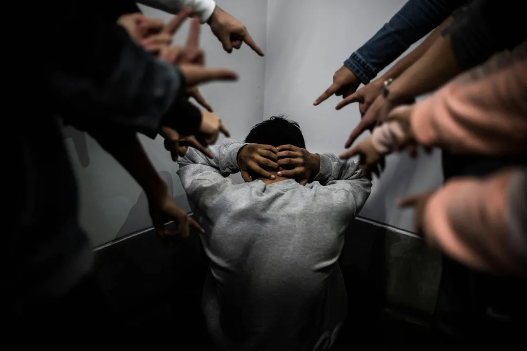 心理學研究指出，當個人在人際互動中經歷強烈的羞辱、排斥或背叛時，容易形成社交創傷，進而影響未來的社交行為。（示意圖／Pexels）