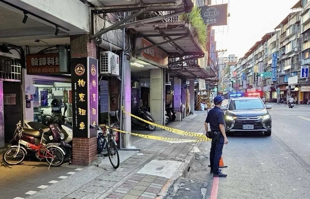 板橋男子墜樓警方封鎖現場進行採證。（圖／翻攝畫面）