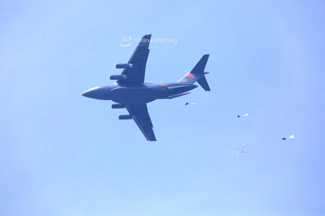 大陸運20運輸機空投。(圖/中國軍網)