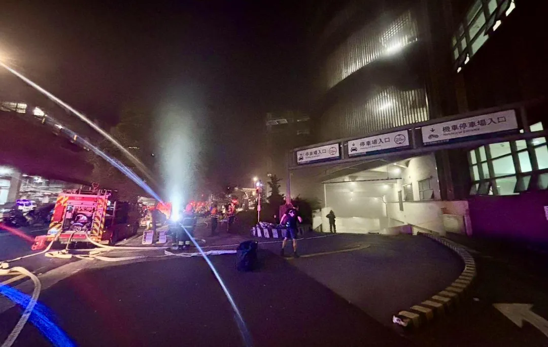 北市環南市場晚間發生火警。(圖/翻攝畫面)