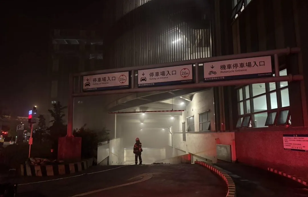 停車場B2起火車道濃煙密佈。(圖/翻攝畫面)
