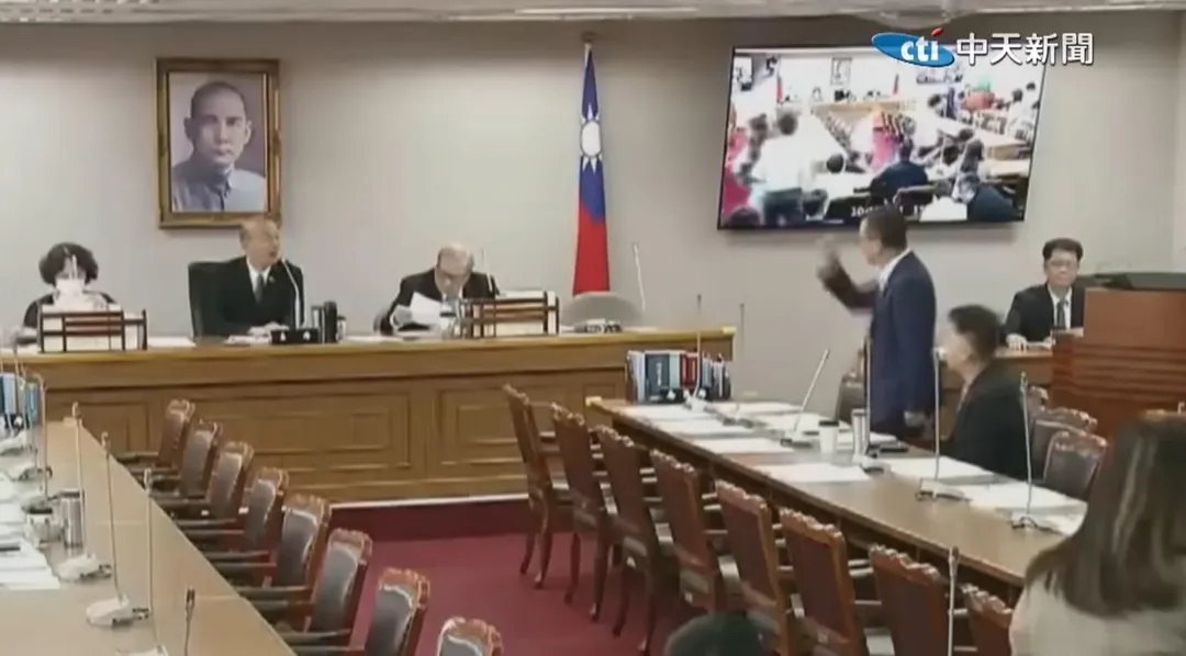 看到國民黨團書記長羅智強到場,韓國瑜隨即高喊歡迎羅主席!(圖/中天新聞)