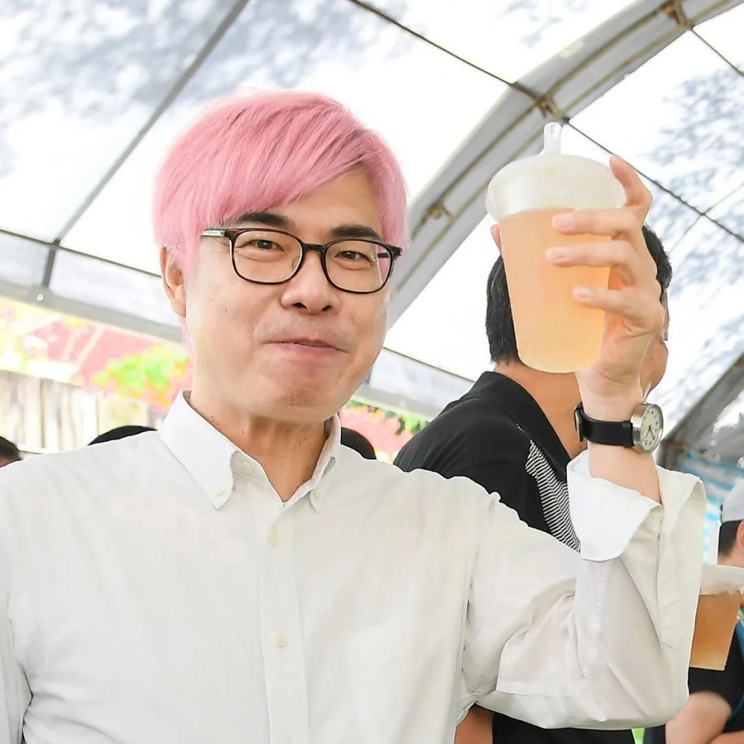 高雄市長陳其邁戴粉紅色假髮,迎接韓國女團BLACKPINK演唱會(攝自陳其邁臉書)