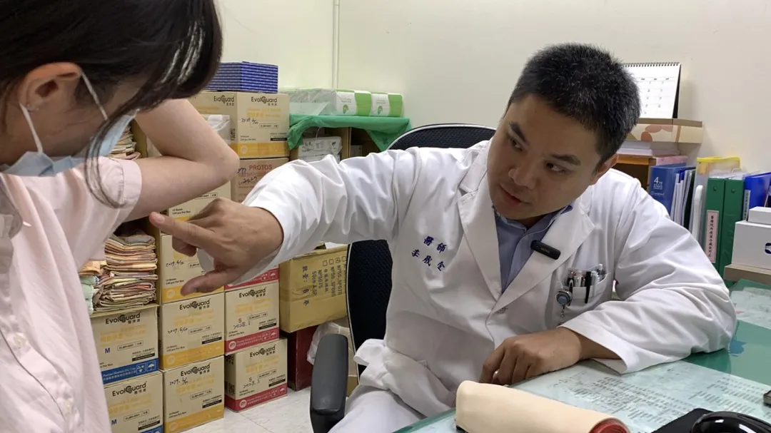 李晟令醫師向病患說明皮下避孕植入安裝位置在非慣用手的手臂內側。（圖／台東馬偕紀念醫院）