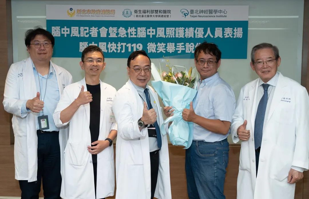 吳先生（右2）日前因三高等慢性疾病引發急性腦中風，所幸在醫院搶救處置與後續復健下．已順利重返職場。今日（16）現身活動獻上花束致意。(圖/雙和醫院)