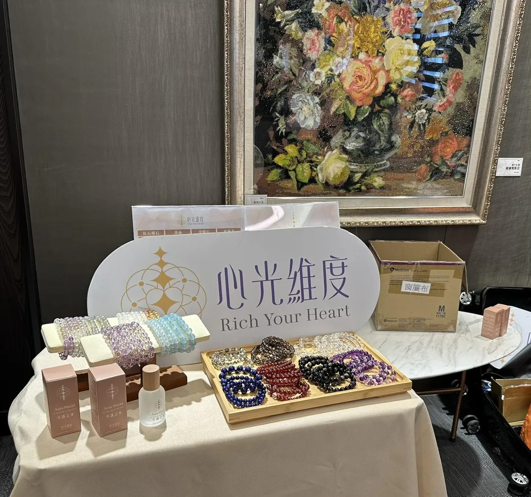 市集活動有多項體驗服務,包括靈氣療癒、塔羅解讀、水晶能量、脈輪平衡等,民眾前 10 分鐘可免費體驗。(圖/心光維度提供)