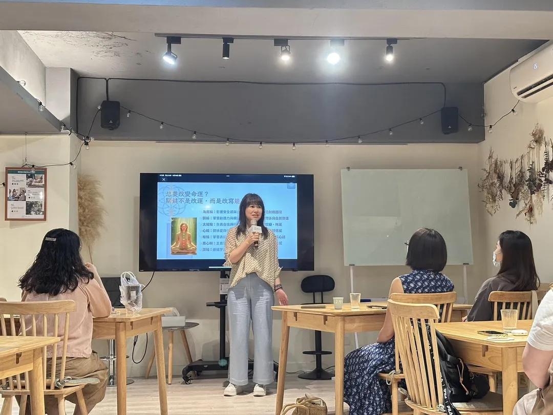 心光維度總監Melissa 萱老師表示,本次活動以「以專業助人,以愛心集氣」為核心精神,邀多位命理、能量療癒與水晶專業老師共同參與。(圖/心光維度提供)