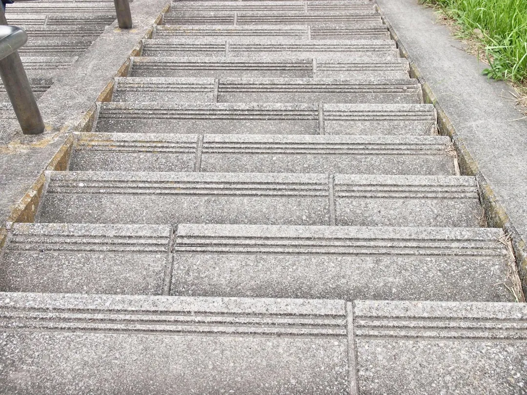 這位主婦無法固定前往健身房運動，但她會主動增加日常活動量，包括散步、爬樓梯等。（圖／Photo AC）