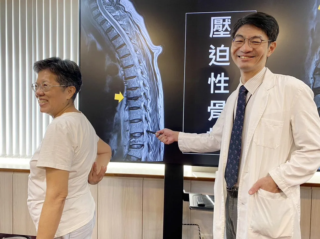 臺中榮總血液腫瘤科主任滕傑林(右)說明,宋女士的磁振造影可見脊椎多處壓迫性骨折,是多發性骨髓瘤的特徵。(圖/臺中榮總)
