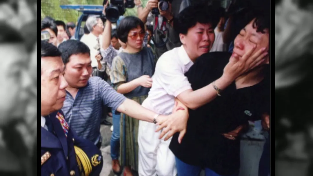 侯友宜（左二）唯一的兒子也命喪這場意外，當時夫人情緒崩潰不已。（圖／中天新聞）