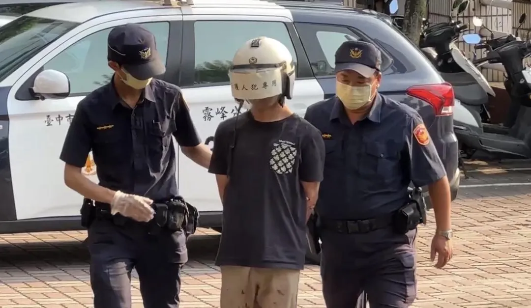 砍人嫌犯遭警方逮捕帶回偵訊。（圖／翻攝畫面）