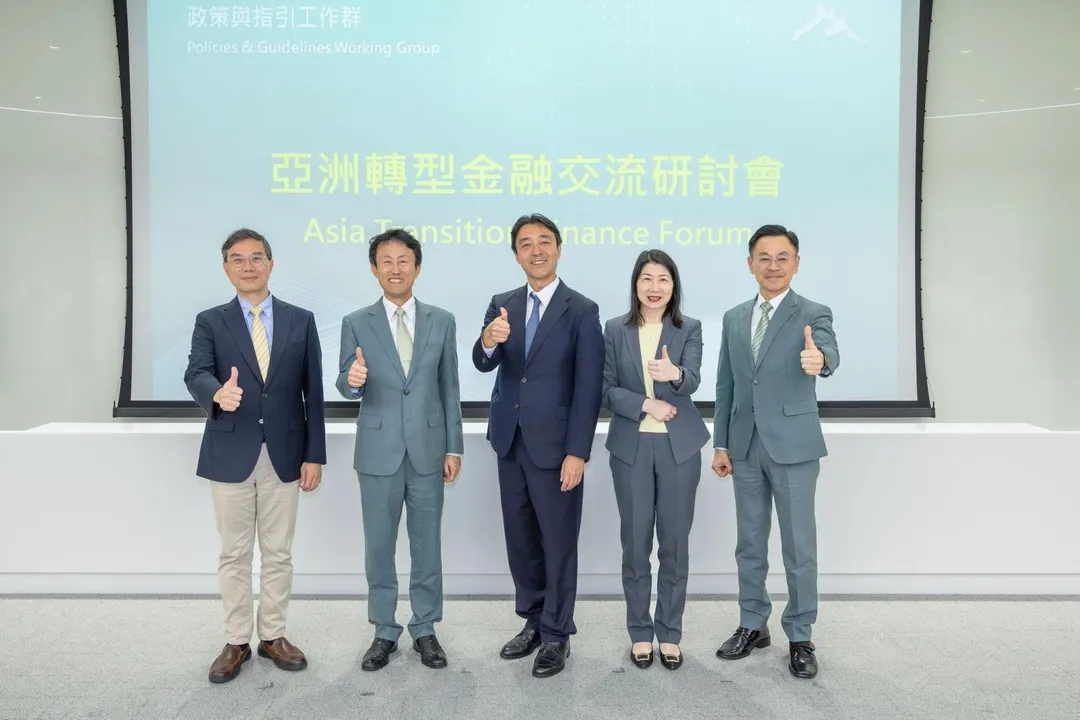 胡則華（右二）。（圖／擷取自永續金融先行者聯盟臉書）