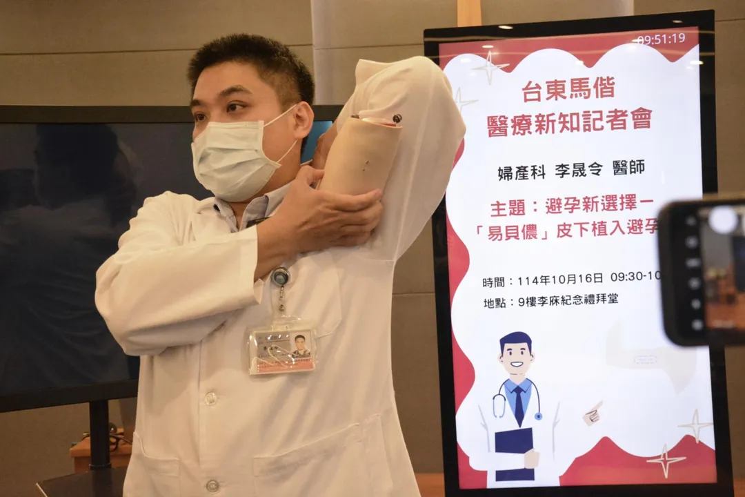 李晟令醫師示意安裝位置在非慣用手的手臂內側。（圖／台東馬偕醫院）