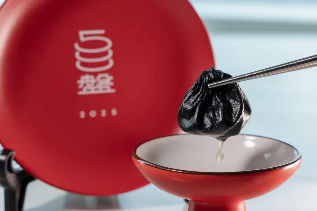 「饗 A Joy」推出的松露小籠湯包,以濃郁松露香與細膩做工受到好評,台北101董事長賈永婕表示非常喜愛,認為展現了職人的用心與技藝。(圖/饗賓集團提供)