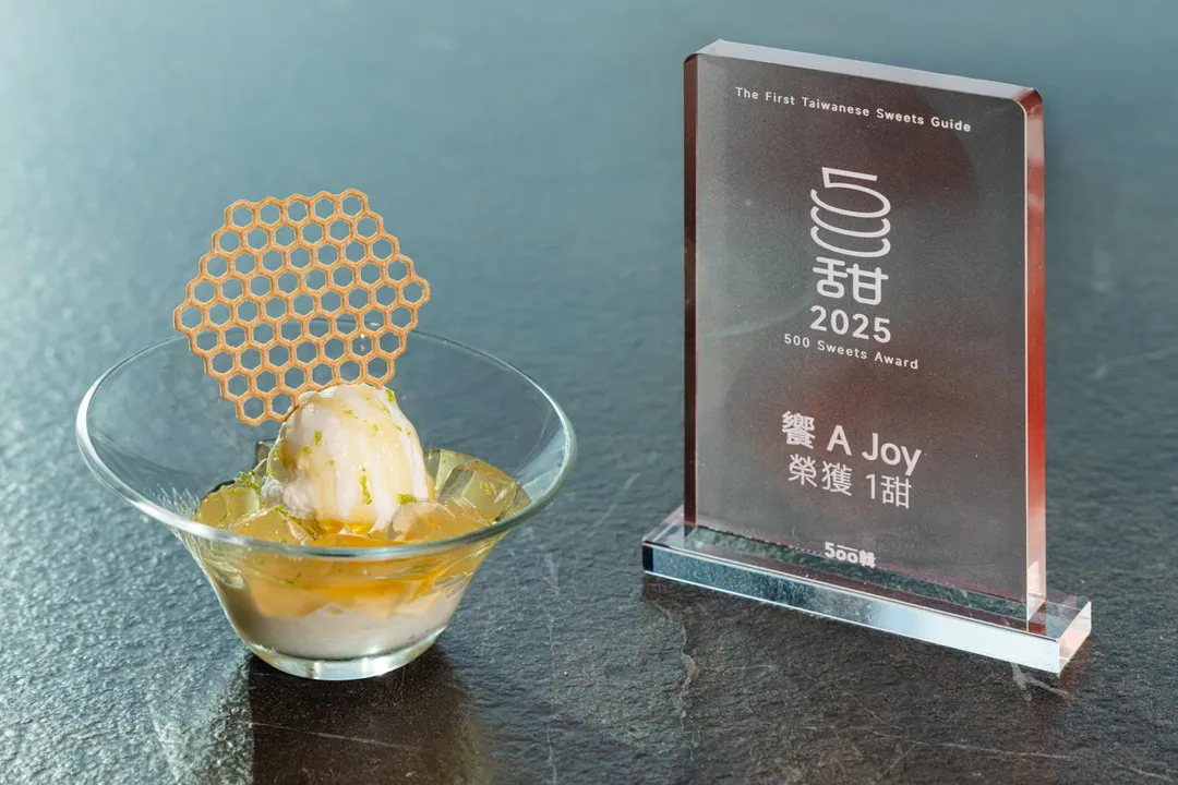 名主持人蔡康永推薦,「饗 A Joy」的創意甜點〈蜂蜜檸檬愛玉〉登上《500甜》榜單。(圖/饗賓集團提供)