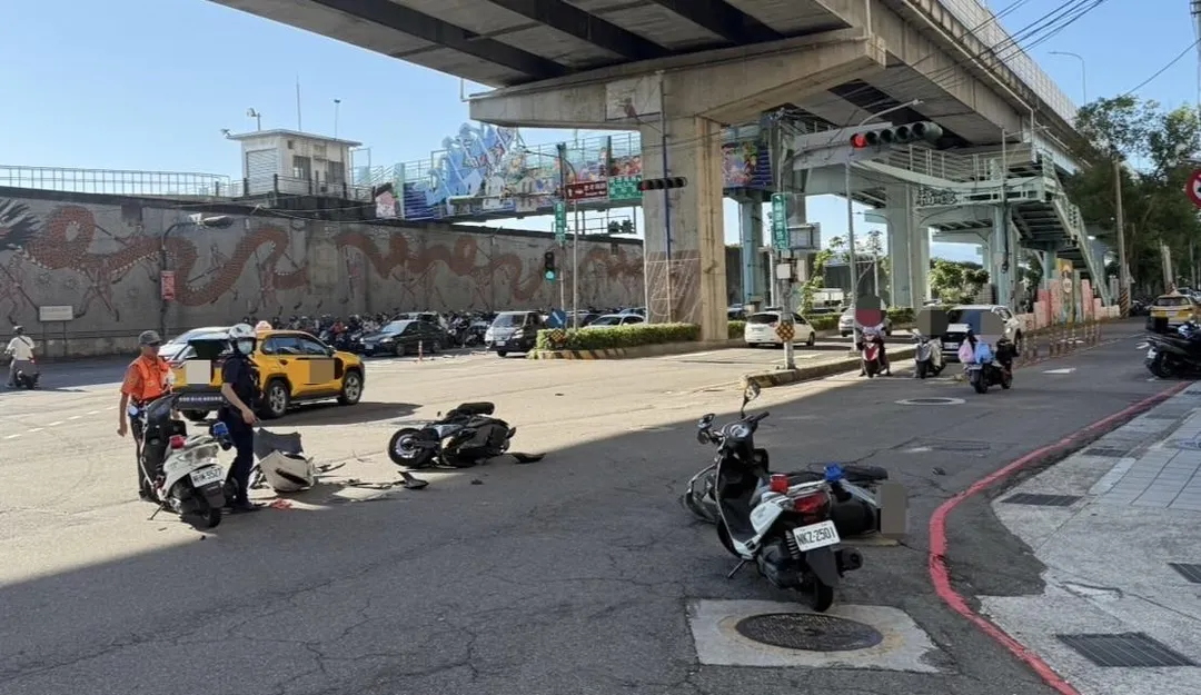 2部機車被撞飛騎士受傷送醫。(圖/翻攝畫面)