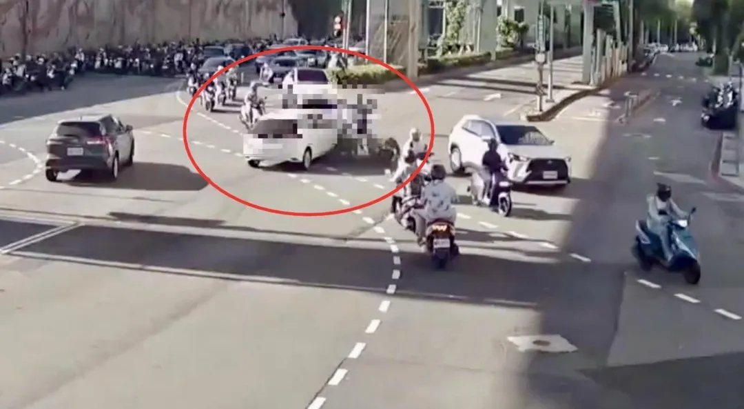 自小客車闖紅燈衝撞機車車陣。(圖/翻攝畫面)