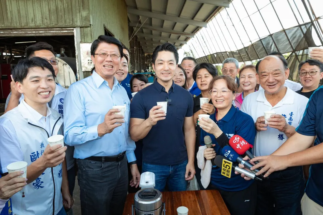 蔣萬安16日考察台南酪農。（圖／翻攝蔣萬安臉書）